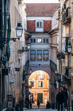 Lizbon, Portekiz - 2 Ocak 2025: Lizbon şehir merkezinde gün batımında eski bir caddenin görüntüsü