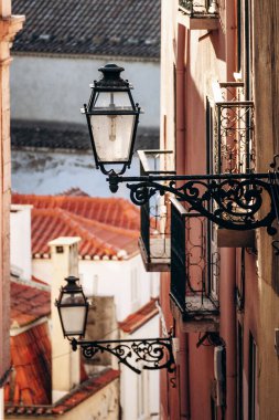 Lizbon 'un merkezinde eski bir sokakta klasik bir sokak lambası.