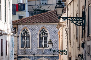 Lizbon, Portekiz - 2 Ocak 2025: Lizbon şehir merkezinde gün batımında eski bir caddenin görüntüsü