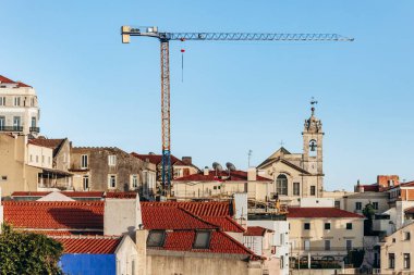 Lizbon, Portekiz - 2 Ocak 2025: Lizbon 'un Miradouro de Santa Catarina' dan gün batımında görüntüsü