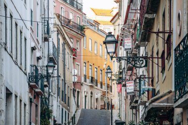 Lizbon, Portekiz - 2 Ocak 2025: Lizbon şehir merkezinde gün batımında eski bir caddenin görüntüsü