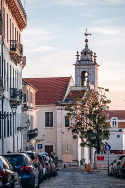 Lizbon, Portekiz - 2 Ocak 2025: Lizbon şehir merkezinde gün batımında eski bir caddenin görüntüsü