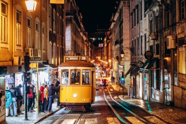 Lizbon, Portekiz - 28 Aralık 2024: Lizbon, Portekiz merkezindeki ünlü tarihi tramvay