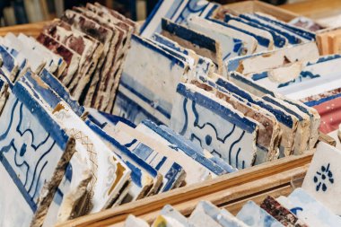 Geleneksel otantik Portekiz azulejo fayansları Lizbon şehir merkezindeki bir dükkanda satılıyor.