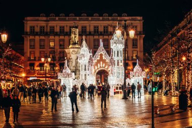 Lizbon, Portekiz - 2 Ocak 2025: Lizbon şehir merkezi akşam saatlerinde Noel süslemeleriyle aydınlatıldı