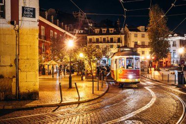 Lizbon, Portekiz - 28 Aralık 2024: Lizbon, Portekiz merkezindeki ünlü tarihi tramvay
