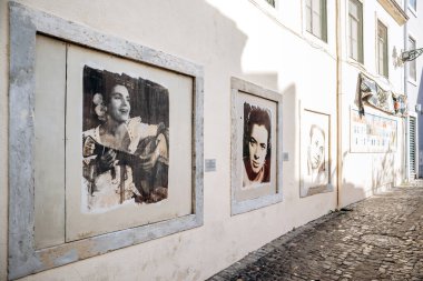 Lizbon, Portekiz - 2 Ocak 2025: Lizbon 'un Fado semtindeki duvarda sokak sanatı olarak sergilenen fado sanatçılarının siyah-beyaz klasik portreleri.