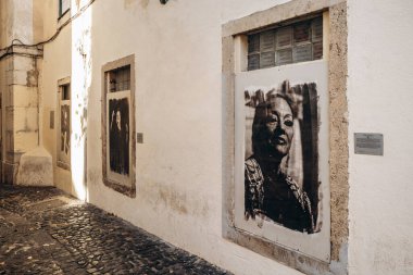 Lizbon, Portekiz - 2 Ocak 2025: Lizbon 'un Fado semtindeki duvarda sokak sanatı olarak sergilenen fado sanatçılarının siyah-beyaz klasik portreleri.