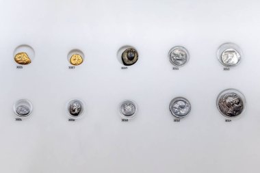 Lizbon, Portekiz - 2 Ocak 2025: Para Müzesi 'nde sergilenen tarihi madeni para koleksiyonu, farklı metallerde antik ve ortaçağ sikkeleri sergilenmektedir..