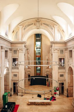 Lizbon, Portekiz - 2 Ocak 2025: Para Müzesi 'nin büyük iç mekanı, zarif mimari ayrıntılar ve merkezde modern bir asılma sergisi.