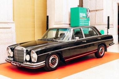 Lizbon, Portekiz - 15 Mart 2025: Para Müzesi 'nde sergilenen klasik bir Mercedes-Benz sedanının yan görüntüsü, klasik tasarımı ve ince işçiliği sergilenmektedir..