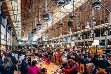 Lizbon, Portekiz - 2 Ocak 2025: Lizbon 'da Mola Pazarı, çeşitli Portekiz ve uluslararası mutfaklar sunan ünlü bir gıda salonu