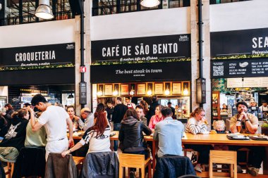 Lizbon, Portekiz - 2 Ocak 2025: Lizbon 'da Mola Pazarı, çeşitli Portekiz ve uluslararası mutfaklar sunan ünlü bir gıda salonu