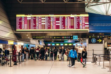 Lizbon, Portekiz - 2 Ocak 2025: Lizbon Havaalanı 'nın kalkış alanı içinde