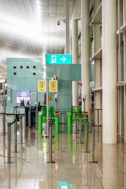 Barselona, İspanya - 2 Ocak 2025: Boş Barcelona Havaalanı, sessiz bir atmosferi olan geniş ve modern bir terminal