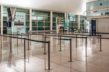 Barselona, İspanya - 2 Ocak 2025: Boş Barcelona Havaalanı, sessiz bir atmosferi olan geniş ve modern bir terminal