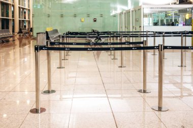 Barselona, İspanya - 2 Ocak 2025: Boş Barcelona Havaalanı, sessiz bir atmosferi olan geniş ve modern bir terminal