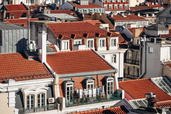 Lizbon 'un ünlü Santa Justa bakış açısından görünüşü şehrin çatılarını ve tarihi yapılarını gözler önüne seriyor.