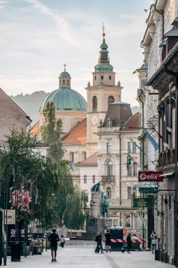 Ljubljana, Slovenya - 15 Ağustos 2024: Şafak vakti yumuşak sabah ışığı ve huzurlu atmosferiyle büyüleyici ve güzel şehir merkezi