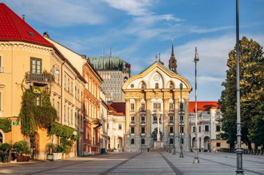 Ljubljana, Slovenya - 15 Ağustos 2024: Şafakta Ljubljana 'da Kongre Meydanı, yumuşak sabah ışığında yıkandı ve tarihi mimariyle çevrili