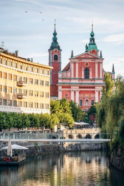 Ljubljana, Slovenya - 15 Ağustos 2024: Şafak vakti yumuşak sabah ışığı ve huzurlu atmosferiyle büyüleyici ve güzel şehir merkezi