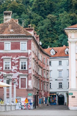 Ljubljana, Slovenya - 15 Ağustos 2024: Şafak vakti yumuşak sabah ışığı ve huzurlu atmosferiyle büyüleyici ve güzel şehir merkezi