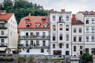 Ljubljana, Slovenya - 15 Ağustos 2024: Şafak vakti yumuşak sabah ışığı ve huzurlu atmosferiyle büyüleyici ve güzel şehir merkezi
