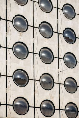 Ljubljana 'daki yuvarlak pencereli beton ofis binası