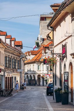 Ljubljana, Slovenya - 15 Ağustos 2024: Şafak vakti yumuşak sabah ışığı ve huzurlu atmosferiyle büyüleyici ve güzel şehir merkezi