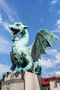 Ljubljana, Slovenya - 15 Ağustos 2024: Ljubljana 'daki Ejderha Köprüsü, efsanevi ejderha heykelleriyle bilinen Ljubljanica Nehri' ni geçen ikonik bir yapı