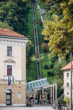 Ljubljana, Slovenya - 15 Ağustos 2024: Şafak vakti yumuşak sabah ışığı ve huzurlu atmosferiyle büyüleyici ve güzel şehir merkezi