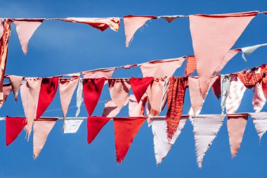 Ljubljana 'nın Metelkova bölgesinde asılı renkli bayraklar