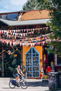 Ljubljana, Slovenya - 15 Ağustos 2024: Ljubljana 'daki Metelkova bölgesi, alternatif sanat ve toplum alanları ile tanınan özerk bir sosyal ve kültürel merkez