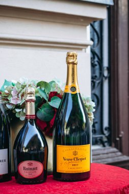 Ljubljana, Slovenya - 15 Ağustos 2024: Bir şişe Ruinart şampanyası sergilenmekte olan Veuve Clicquot 'un yanında