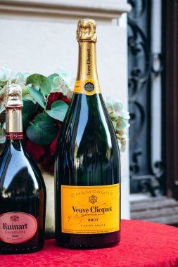 Ljubljana, Slovenya - 15 Ağustos 2024: Bir şişe Ruinart şampanyası sergilenmekte olan Veuve Clicquot 'un yanında