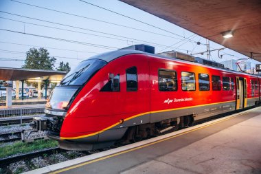 Ljubljana, Slovenya - 15 Ağustos 2024: Ljubljana şehir merkezindeki tren istasyonunda Slovenya treni kalkışa hazır