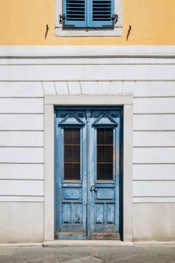 Koper, Slovenya - 16 Ağustos 2024: Koper şehir merkezindeki eski bina cephesi, şehrin mimari mirasını gözler önüne seriyor