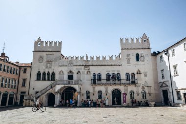 Koper, Slovenya - 16 Ağustos 2024: Titov 'daki Praetorian Sarayı, 15. yüzyıl Venedik Gotik binası ve kentin tarihi mirasının sembolü.