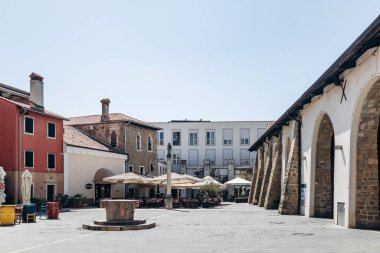 Koper, Slovenya - 16 Ağustos 2024: Dar sokaklar, taş binalar ve Akdeniz cazibesinin yer aldığı tarihi Koper merkezi