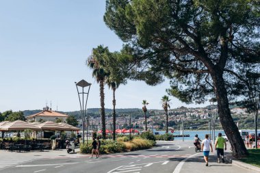 Koper, Slovenya - 16 Ağustos 2024: Koper 'deki Picturesque rıhtım gezisi
