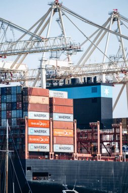 Koper, Slovenya - 16 Ağustos 2024: Koper Limanında kargo konteynerleri gün boyunca yükleniyor