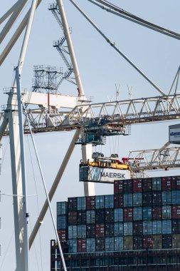 Koper, Slovenya - 16 Ağustos 2024: Koper Limanında kargo konteynerleri gün boyunca yükleniyor