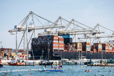 Koper, Slovenya - 16 Ağustos 2024: Adriyatik kıyısı boyunca yüzen insanlarla Koper Limanı manzarası