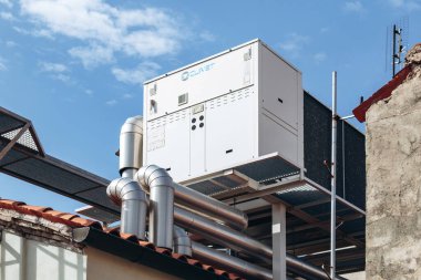 Koper, Slovenya - 16 Ağustos 2024: Koper şehir merkezindeki çatı havalandırma sistemi, tarihi çevrelerle çelişiyor