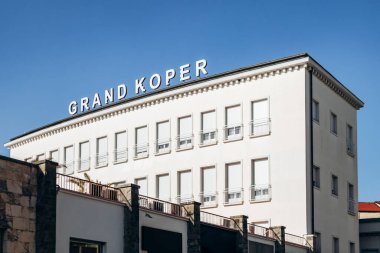 Koper, Slovenya - 16 Ağustos 2024: Sahildeki Grand Koper Oteli, şehrin kıyı şeridi boyunca uzanan önemli bir bina