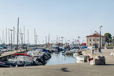 Koper, Slovenya - 16 Ağustos 2024: Özel yatları ve tekneleri Koper Limanı 'na yanaştı