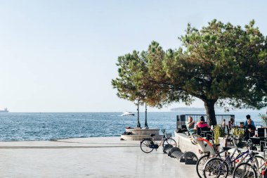 Koper, Slovenya - 16 Ağustos 2024: Koper 'deki Picturesque rıhtım gezisi