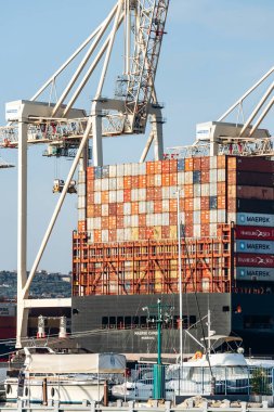 Koper, Slovenya - 16 Ağustos 2024: Koper Limanında kargo konteynerleri gün boyunca yükleniyor