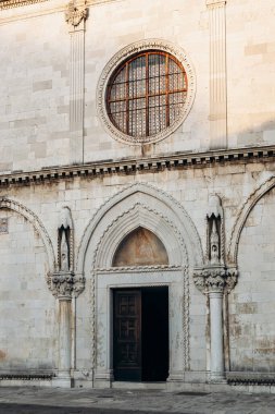 Koper, Slovenya - 16 Ağustos 2024: Koper Katolik Piskoposluğu, eski kentin katedrali yakınlarındaki tarihi bir komplekste yer aldı.