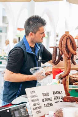 Koper, Slovenya - 16 Ağustos 2024: Koper 'deki merkezi gıda pazarındaki insanlar, tarama tezgahları ve yerel üretim
